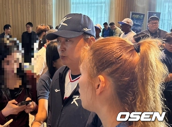 정윤진 U-18 대표팀 감독이 6일 아시아청소년야구선수권대회 미디어 컨퍼런스에서 일본과 대만 취재진의 질문을 받고 있다. 사진/공동취재단