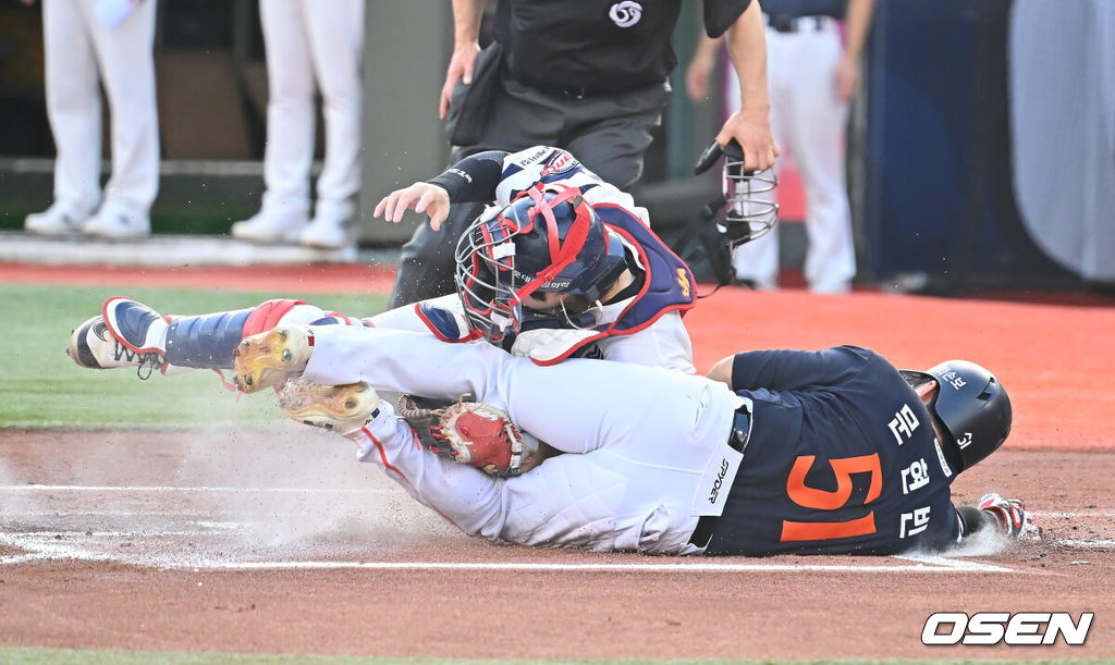 5일 부산 사직야구장에서 2026 신한 SOL KBO 리그 롯데 자이언츠와 한화 이글스의 경기가 열렸다. 홈팀 롯데는 나균안이, 방문팀 한화는 황준서가 선발 출전했다.한화 이글스 문현빈이 1회초 1사 1,3루 강백호의 우중간 2타점 2루타때 득점을 올리며 롯데 자이언츠 손성빈과 충돌하고 있다. 2026.09.05 / foto0307@osen.co.kr