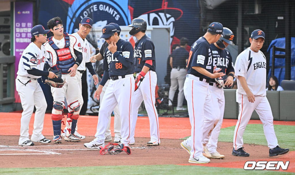 5일 부산 사직야구장에서 2026 신한 SOL KBO 리그 롯데 자이언츠와 한화 이글스의 경기가 열렸다. 홈팀 롯데는 나균안이, 방문팀 한화는 황준서가 선발 출전했다.한화 이글스 문현빈과 손성빈이 1회초 1사 1,3루 강백호의 우중간 2타점 2루타때 득점을 올리며 충돌한 후 일어나고 있다. 2026.09.05 / foto0307@osen.co.kr
