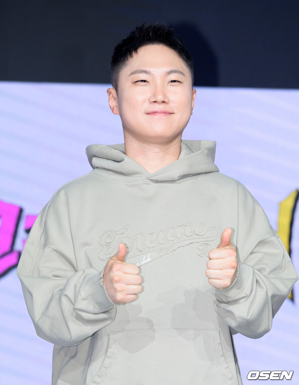 27일 오후 서울 마포구 쇼킹케이팝센터에서 ENA 새 예능 ‘크레이지 투어’ 제작발표회가 열렸다.'크레이지 투어'는 도파민과 스릴에 굶주린 4인방, 비(정지훈), 김무열, 빠니보틀, 이승훈(WINNER)이 전 세계 곳곳에 숨어 있는 '크레이지'한 도전을 찾아 떠나는 지구상 가장 미친 여행 예능이다.빠니보틀이 포토타임을 가지고 있다. 2026.02.27 /sunday@osen.co.kr