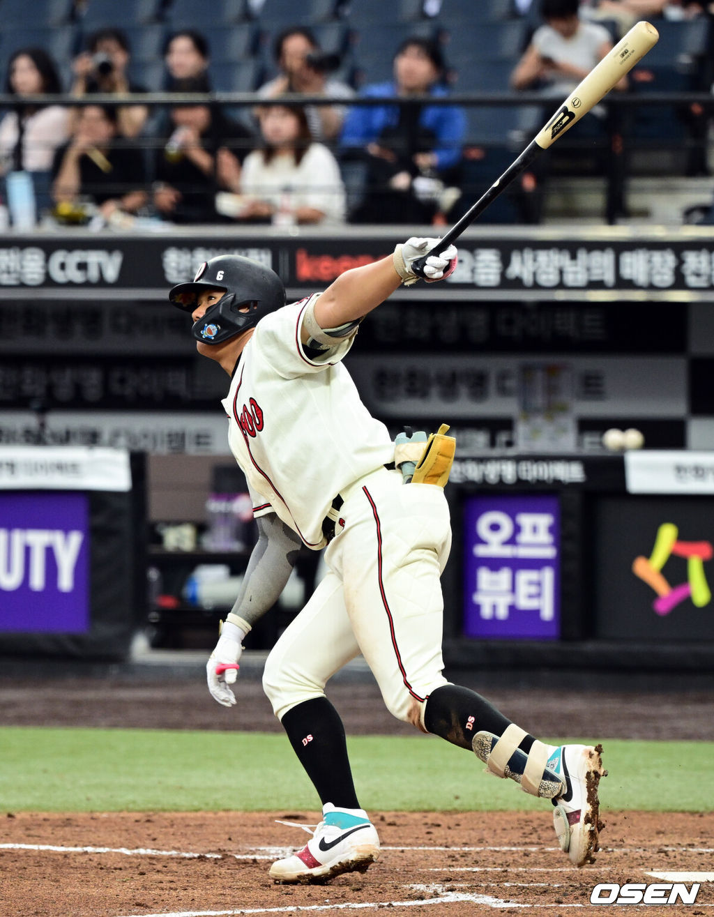 제4회 한화이글스배 고교vs대학 올스타전이 8일 대전한화생명볼파크에서 열렸다.고교 올스타는 18세 이하 청소년 대표팀을 맡고 있는 덕수고 정윤진 감독이 지휘한다. 대학 올스타는 23세 이하 대표팀 사령탑인 성균관대 이연수 감독이 이끈다. 양 팀 선수단은 프로 10개 구단 스카우트 팀장들의 협의를 통해 선발됐다.3회말 무사 1,2루에서 덕수고 엄준상이 적시타를 날리고 있다. 2026.06.08 /cej@osen.co.kr