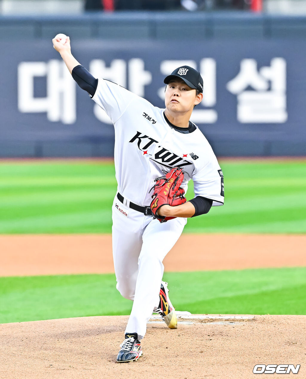 2일 오후 수원KT위즈 파크에서 2026 신한 SOL KBO리그 KT 위즈와 한화 이글스의 경기가 진행됐다.이날 KT는 소형준을, 한화는 류현진을 선발투수로 내세웠다.1회초 KT 선발투수 소형준이 역투하고 있다.   2026.09.02 / soul1014@osen.co.kr