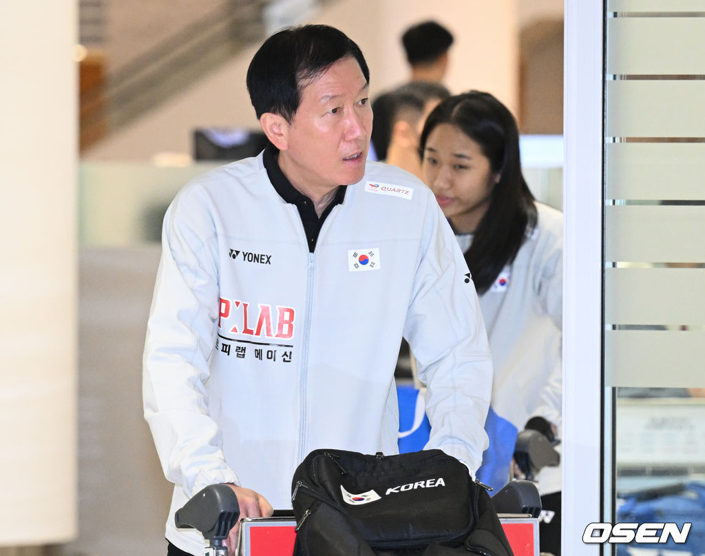 2026 세계배드민턴연맹(BWF) 세계선수권대회를 마친 대한민국 배드민턴 대표팀이 25일 인천국제공항을 통해 귀국했다.대표팀은 세계선수권대회에서 금메달 2개와 동메달 1개를 수확하며 종합 1위에 올랐다.박주봉 감독이 귀국하고 있다. 2026.08.25 /cej@osen.co.kr