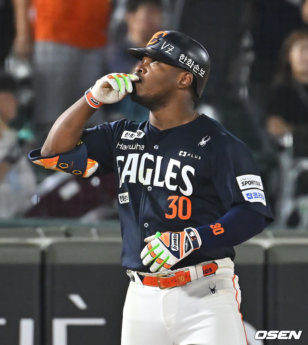 5일 부산 사직야구장에서 2026 신한 SOL KBO 리그 롯데 자이언츠와 한화 이글스의 경기가 열렸다. 홈팀 롯데는 나균안이, 방문팀 한화는 황준서가 선발 출전했다.한화 이글스 페라자가 8회초 무사 1루 우익수 뒤 펜스 맞추는 2루타를 치고 2루수 실책에 3루까지 진루, 세리머니를 하고 있다. 2026.09.05 / foto0307@osen.co.kr