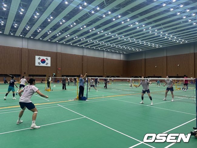 [사진] 동시에 두 명을 상대하는 안세영 / 서정환 기자 
