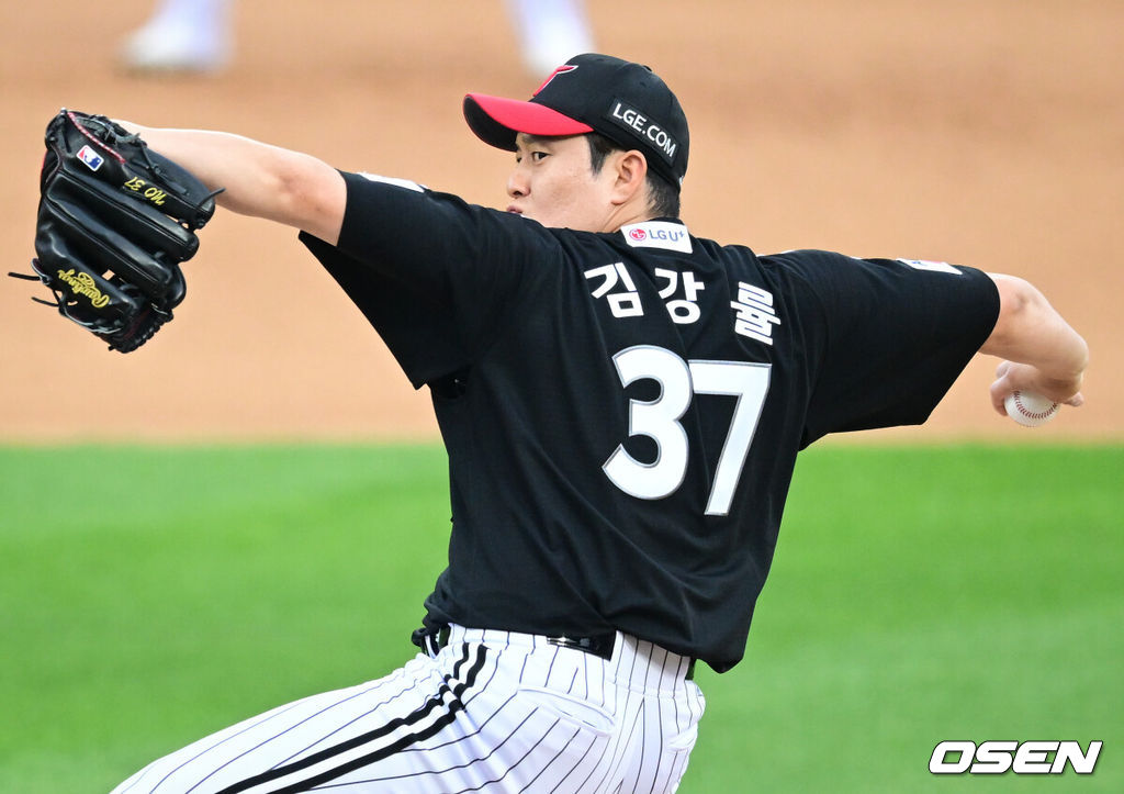3일 오후 수원KT위즈파크에서  '2026 신한 SOL Bank KBO리그' KT 위즈와 LG 트윈스의 경기가 열렸다.이날 KT는 고영표를, LG는 이정용을 선발투수로 내세웠다. 6회말 LG 김강률이 역투하고 있다. 2026.06.03 /cej@osen.co.kr