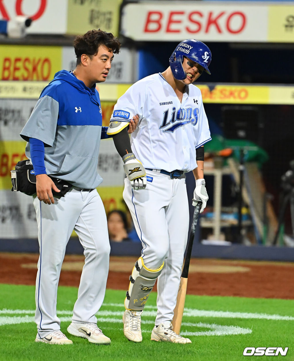 8일 대구삼성라이온즈파크에서 2026 신한 SOL KBO 리그 삼성 라이온즈와 KIA 타이거즈의 경기가 열렸다. 홈팀 삼성은 최원태가, 방문팀 KIA는 시라카와가 선발 출전했다. 삼성 라이온즈 류지혁이 4회말 2사 3루 파울 타구에 다리를 맞고 교체되고 있다. 2026.09.08 / foto0307@osen.co.kr