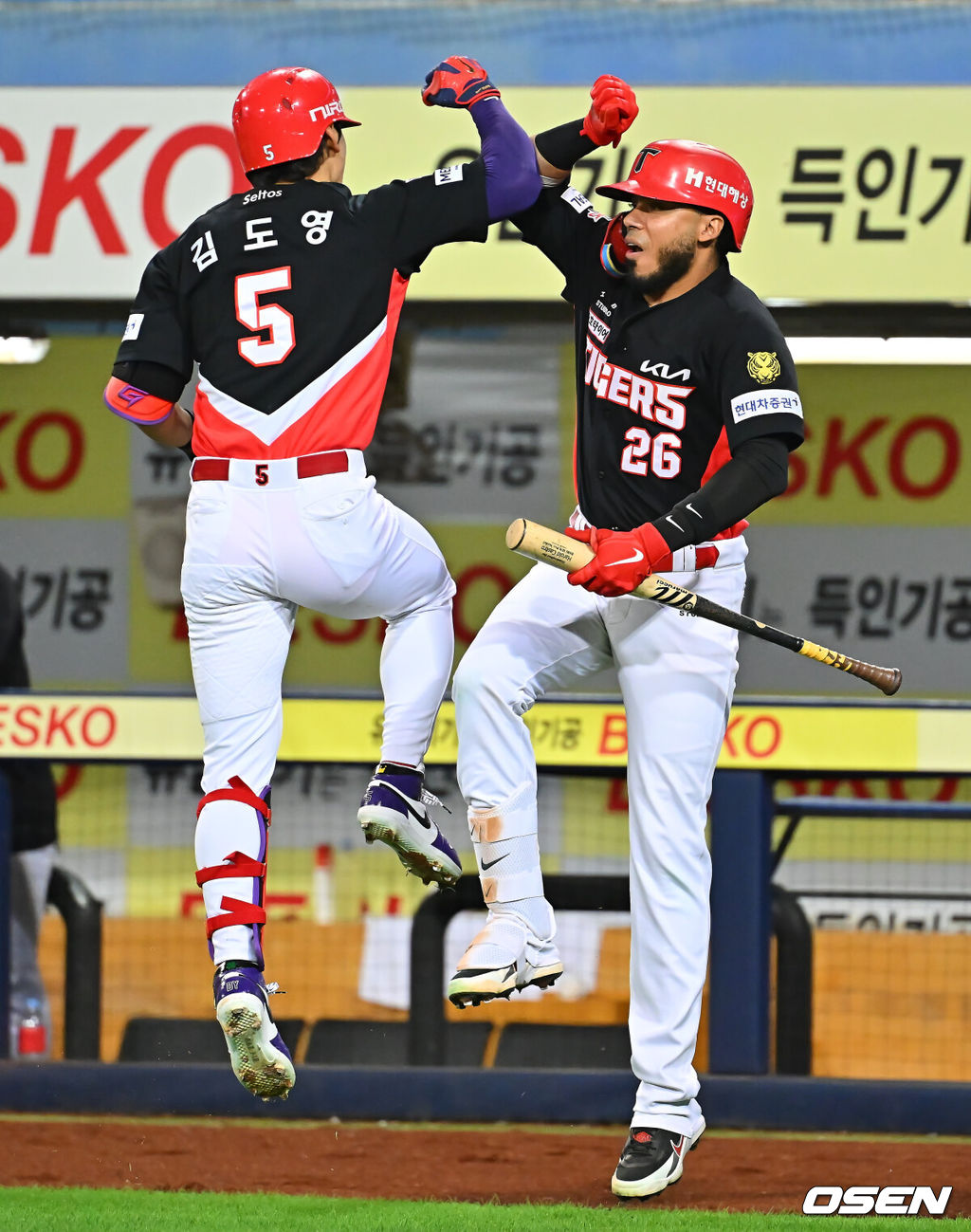 8일 대구삼성라이온즈파크에서 2026 신한 SOL KBO 리그 삼성 라이온즈와 KIA 타이거즈의 경기가 열렸다. 홈팀 삼성은 최원태가, 방문팀 KIA는 시라카와가 선발 출전했다. KIA 타이거즈 김도영이 6회초 좌월 솔로 홈런을 치고 카스트로와 세리머니를 하고 있다. 2026.09.08 / foto0307@osen.co.kr