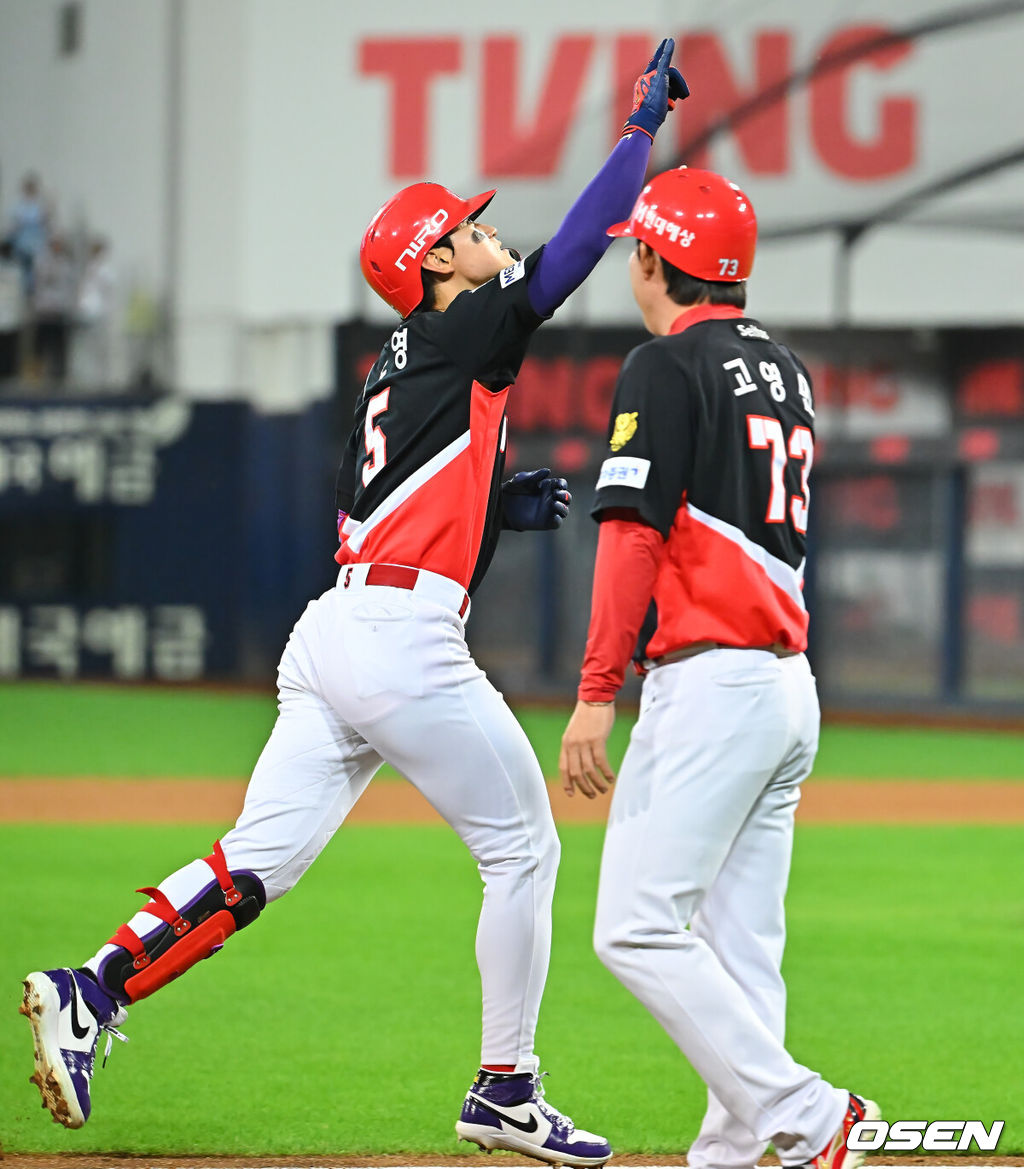 8일 대구삼성라이온즈파크에서 2026 신한 SOL KBO 리그 삼성 라이온즈와 KIA 타이거즈의 경기가 열렸다. 홈팀 삼성은 최원태가, 방문팀 KIA는 시라카와가 선발 출전했다. KIA 타이거즈 김도영이 6회초 좌월 솔로 홈런을 치고 세리머니를 하고 있다. 2026.09.08 / foto0307@osen.co.kr