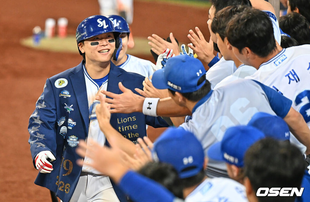 8일 대구삼성라이온즈파크에서 2026 신한 SOL KBO 리그 삼성 라이온즈와 KIA 타이거즈의 경기가 열렸다. 홈팀 삼성은 최원태가, 방문팀 KIA는 시라카와가 선발 출전했다. 삼성 라이온즈 박승규가 7회말 2사 1루 좌월 2점 홈런을 치고 하이파이브를 하고 있다. 2026.09.08 / foto0307@osen.co.kr