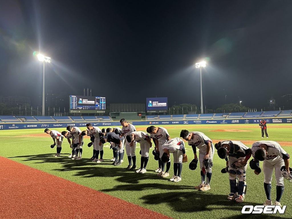 18세 이하(U-18) 야구 대표팀이 8일 대만 신베이시 신장 야구장에서 열린 제14회 아시아청소년야구선수권 조별리그 2차전 싱가포르전에서 승리한 후 관중석을 향해 인사하고 있다. / 대한야구소프트볼협회 제공