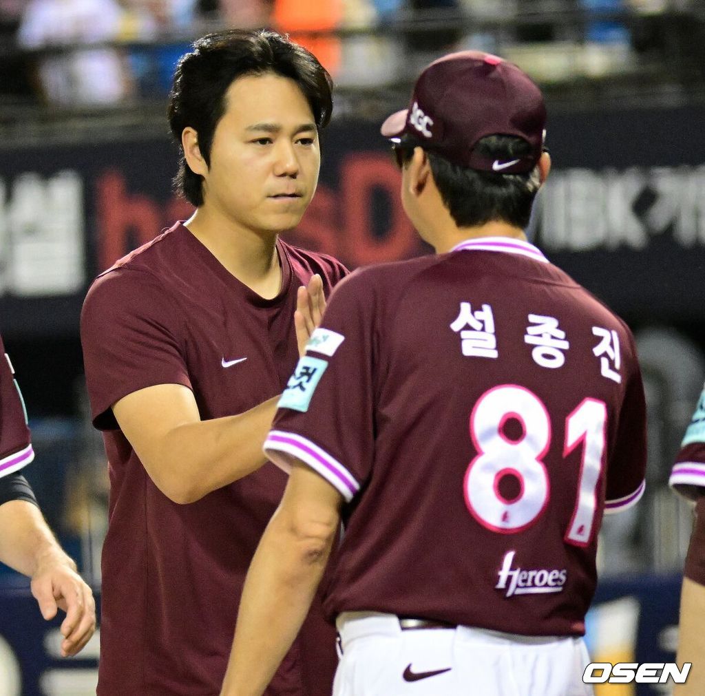 경기를 마치고 키움 하영민이 설종진 감독과 하이파이브를 하고 있다. 2026.09.08 / jpnews@osen.co.kr
