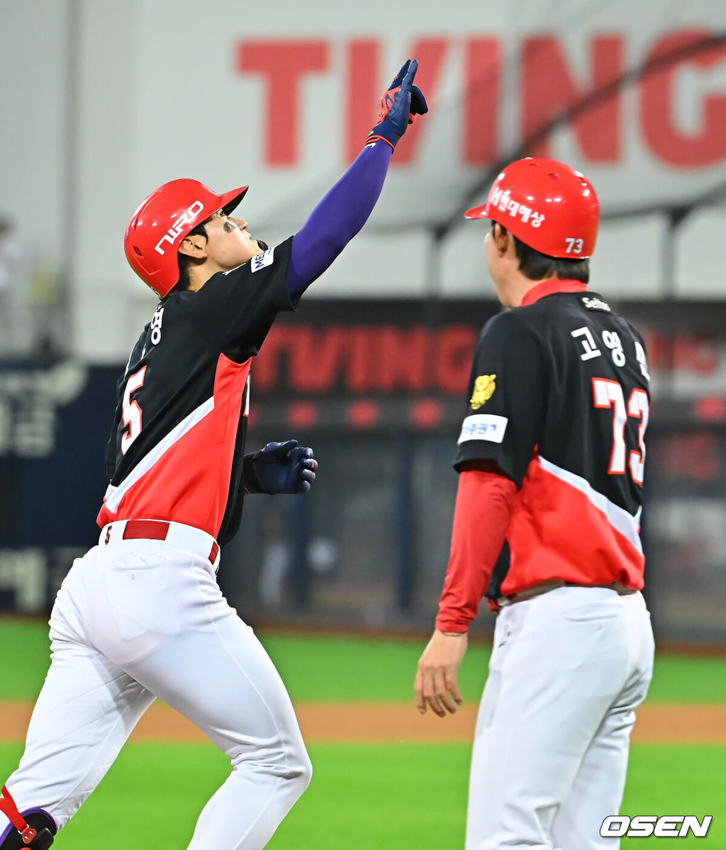 8일 대구삼성라이온즈파크에서 2026 신한 SOL KBO 리그 삼성 라이온즈와 KIA 타이거즈의 경기가 열렸다. 홈팀 삼성은 최원태가, 방문팀 KIA는 시라카와가 선발 출전했다. KIA 타이거즈 김도영이 6회초 좌월 솔로 홈런을 치고 세리머니를 하고 있다. 2026.09.08 / foto0307@osen.co.kr