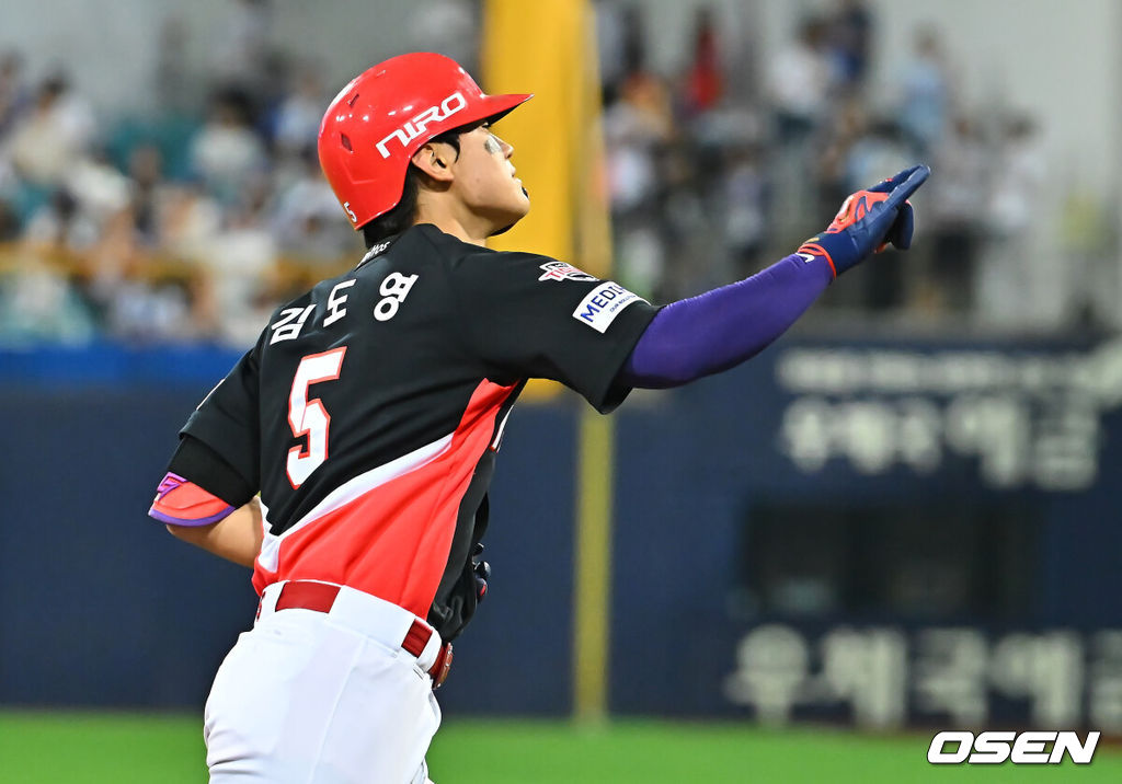 8일 대구삼성라이온즈파크에서 2026 신한 SOL KBO 리그 삼성 라이온즈와 KIA 타이거즈의 경기가 열렸다. 홈팀 삼성은 최원태가, 방문팀 KIA는 시라카와가 선발 출전했다. KIA 타이거즈 김도영이 6회초 좌월 솔로 홈런을 치고 세리머니를 하고 있다. 2026.09.08 / foto0307@osen.co.kr