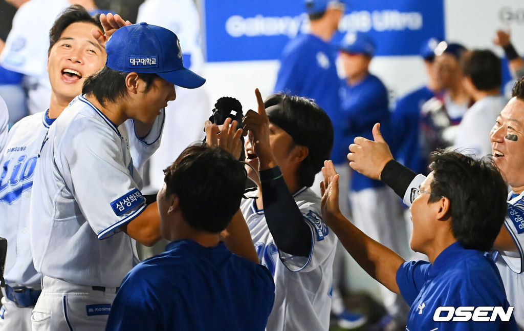 8일 대구삼성라이온즈파크에서 2026 신한 SOL KBO 리그 삼성 라이온즈와 KIA 타이거즈의 경기가 열렸다. 홈팀 삼성은 최원태가, 방문팀 KIA는 시라카와가 선발 출전했다. 삼성 라이온즈 이재현이 6회초 2사 1,3루 KIA 타이거즈 김태군의 어려운 타구를 잡아 아웃시키고 동료들의 축하를 받고 있다. 2026.09.08 / foto0307@osen.co.kr