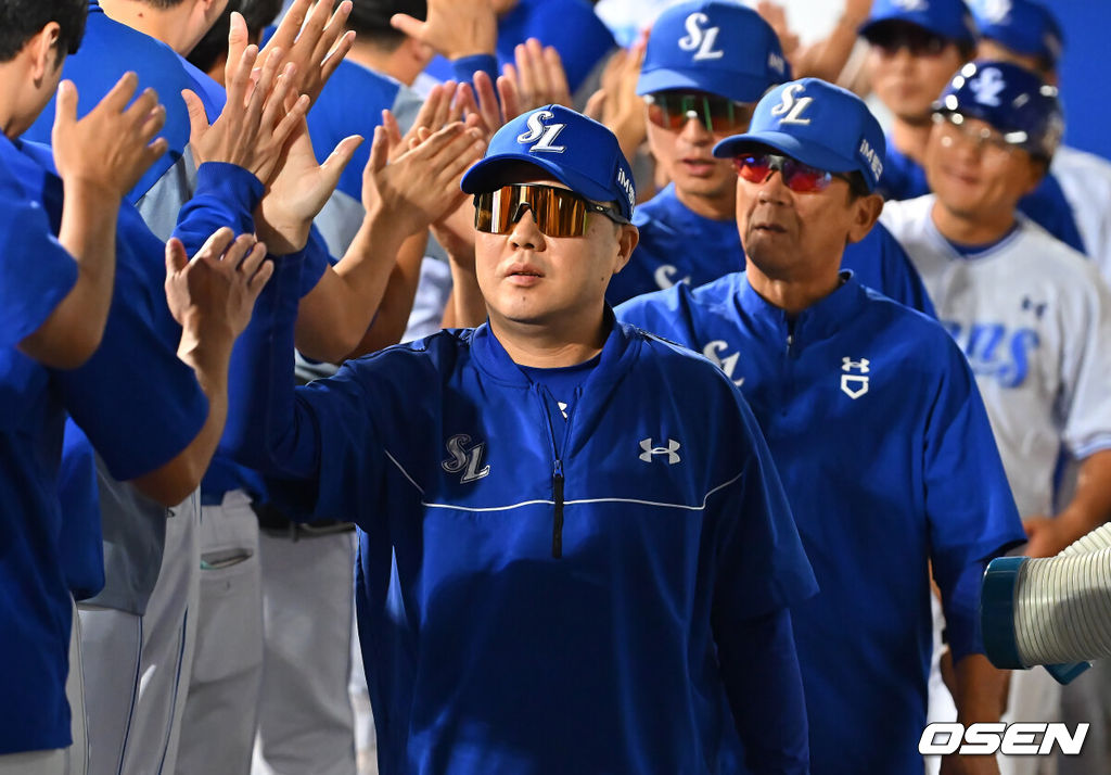 8일 대구삼성라이온즈파크에서 2026 신한 SOL KBO 리그 삼성 라이온즈와 KIA 타이거즈의 경기가 열렸다. 홈팀 삼성은 최원태가, 방문팀 KIA는 시라카와가 선발 출전했다. 삼성 라이온즈 박진만 감독이 KIA 타이거즈에 6-4로 승리한 후 하이파이브를 하고 있다. 2026.09.08 / foto0307@osen.co.kr