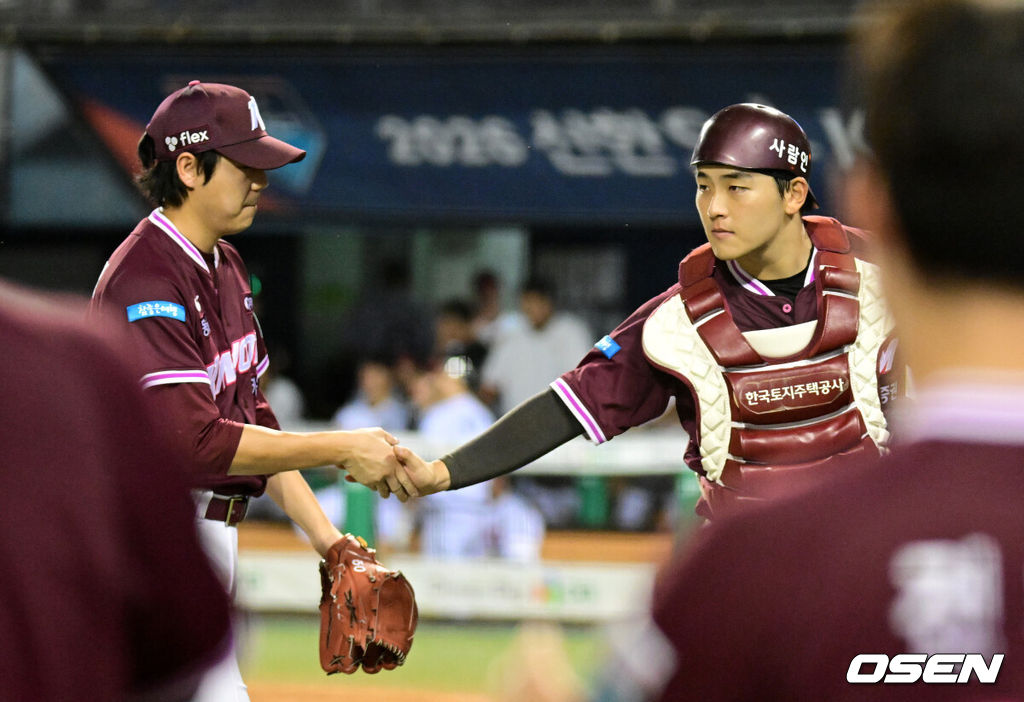 8일 서울 잠실야구장에서 2026 신한 SOL KBO리그 LG 트윈스와 키움 히어로즈의 경기가 열렸다.LG는 박시원, 키움은 하영민이 선발로 나섰다.6회말 2사 2루에서 키움 하영민이 LG 문정빈을 2루 플라이로 처리하며 김동헌과 손을 맞잡고 있다. 2026.09.08 / jpnews@osen.co.kr