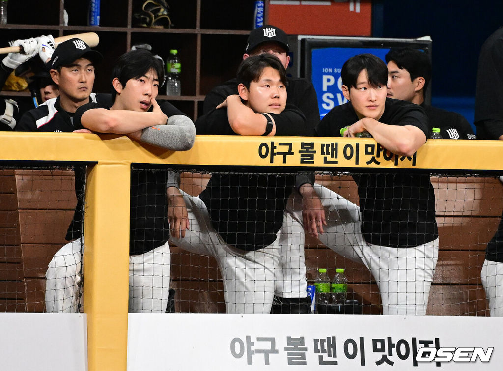 10일 서울 고척 스카이돔에서 2026 신한 SOL KBO리그 키움 히어로즈와 KT 위즈의 경기가 열렸다.키움은 전체 1순위 신인 박준현, KT는 배제성이 선발로 나섰다.9회초 KT 오원석, 소형준, 배제성이 경기를 지켜보고 있다. 2026.05.10 / jpnews@osen.co.kr