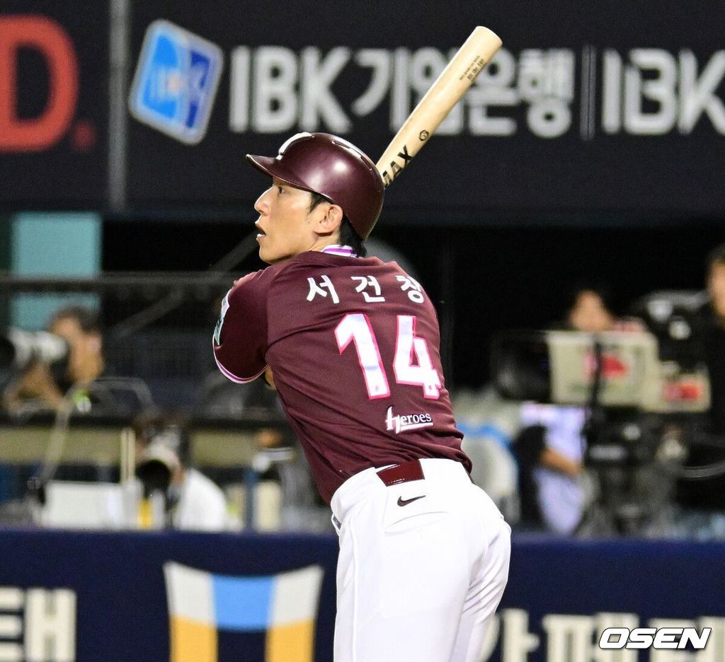 8일 서울 잠실야구장에서 2026 신한 SOL KBO리그 LG 트윈스와 키움 히어로즈의 경기가 열렸다.LG는 박시원, 키움은 하영민이 선발로 나섰다.5회초 무사에서 키움 서건창이 좌중간 3루타를 날리고 있다. 2026.09.08 / jpnews@osen.co.kr