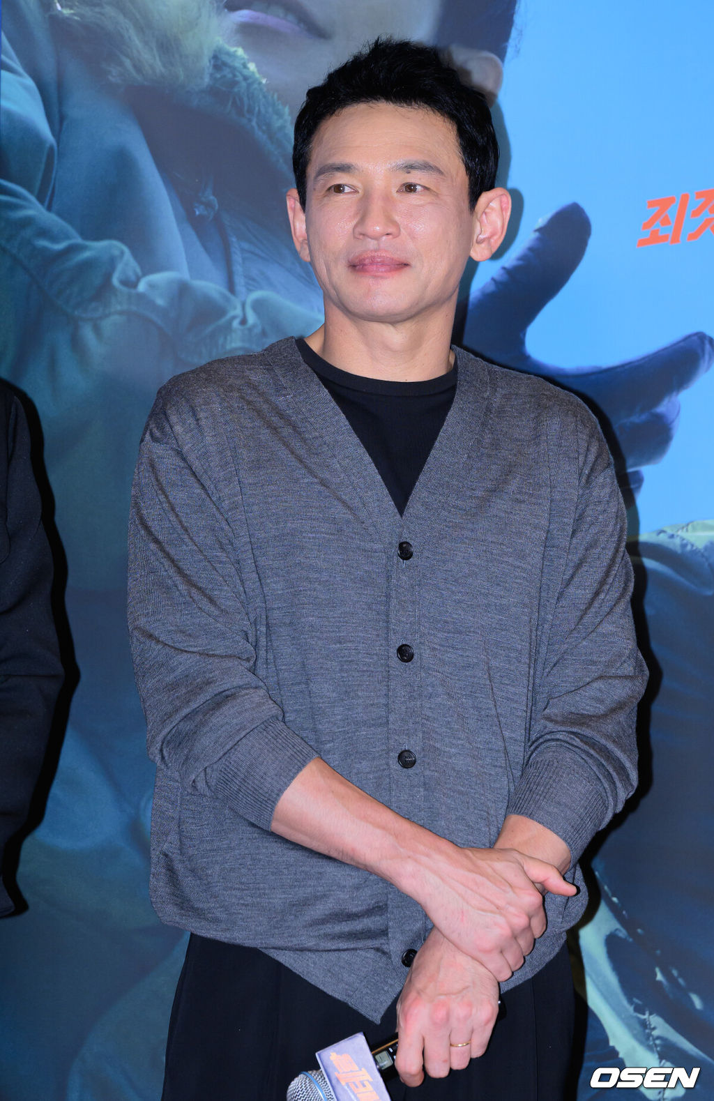 12일 오후 서울 CGV 용산아이파크몰에서 영화 ‘베테랑2’(감독 류승완) VIP시사회가 열렸다.‘베테랑2’는 나쁜 놈은 끝까지 잡는 베테랑 서도철 형사(황정민)의 강력범죄수사대에 막내 형사 박선우(정해인)가 합류하면서 세상을 떠들썩하게 한 연쇄살인범을 쫓는 액션범죄수사극으로 오는 13일 개봉된다.배우 황정민이 포토타임을 가지고 있다. 2024.09.12 / sunday@osen.co.kr