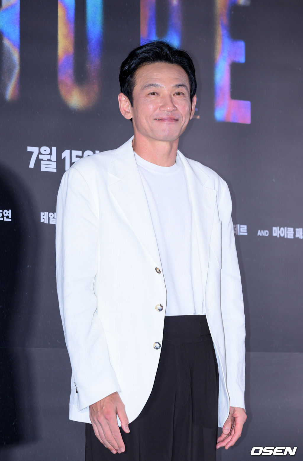 6일 서울 강남구 메가박스 코엑스점에서 영화 '호프'(감독 나홍진) 언론시사회가 열렸다.'호프'는 비무장지대에 위치한 호포항 출장소장 ‘범석’이 동네 청년들로부터 호랑이가 출현했다는 소식을 전해 듣고, 온 마을이 비상이 걸린 가운데 믿기 어려운 현실을 만나며 시작되는 이야기다. 오는 7월 15일 개봉 예정.배우 황정민이 포토타임을 가지고 있다. 2026.07.06 /sunday@osen.co.kr
