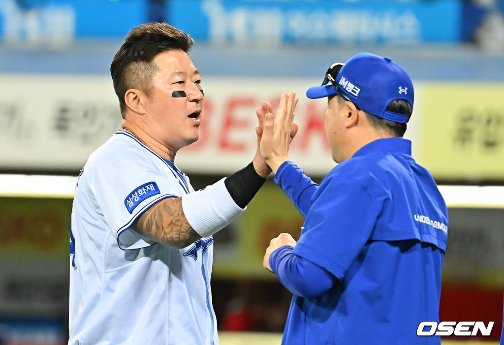 8일 대구삼성라이온즈파크에서 2026 신한 SOL KBO 리그 삼성 라이온즈와 KIA 타이거즈의 경기가 열렸다. 홈팀 삼성은 최원태가, 방문팀 KIA는 시라카와가 선발 출전했다. 삼성 라이온즈 최형우가 KIA 타이거즈에 6-4로 승리한 후 박진만 감독과 하이파이브를 하고 있다. 2026.09.08 / foto0307@osen.co.kr