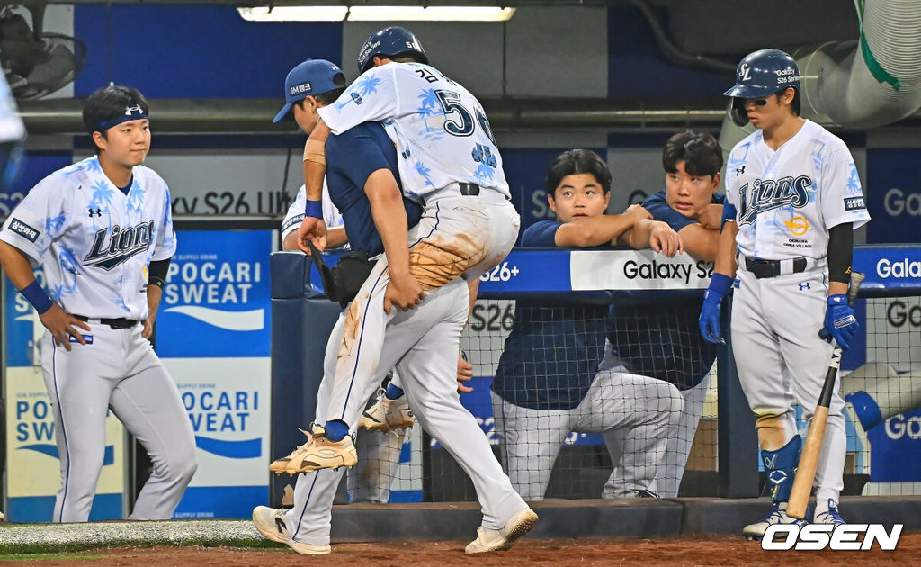 16일 대구삼성라이온즈파크에서 2026 신한 SOL KBO 리그 삼성 라이온즈와 롯데 자이언츠의 경기가 열렸다. 홈팀 삼성은 양창섭이, 방문팀 롯데는 로드리게스가 선발 출전했다. 삼성 라이온즈 김상준이 8회말 무사 1루 장승현 타석때 2루 도루를 시도했으나 아웃되며 부상을 당해 업혀 나가고 있다. 2026.07.16 / foto0307@osen.co.kr