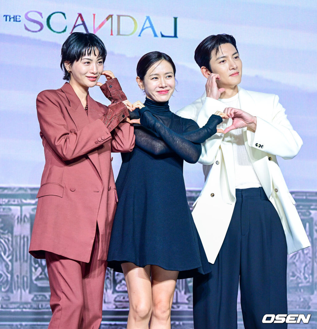 9일 오전 서울 JW 메리어트 동대문 스퀘어에서 넷플릭스(Netflix) 시리즈 '스캔들' 제작발표회가 열렸다.넷플릭스 시리즈 '스캔들'은 조선시대 여인으로만 갇혀 살기엔 뛰어난 재능을 가진 '조씨부인’(손예진 분)과 조선 최고의 연애꾼 '조원’(지창욱 분)이 벌이는 발칙하고 위험한 사랑 내기, 그리고 그 내기에 얽히게 된 청상과부 '희연’(나나 분)의 이야기를 그린 작품이다.배우 나나, 손예진, 지창욱(왼쪽부터)가 포토타임을 하고 있다. 2026.09.09 / dreamer@osen.co.kr