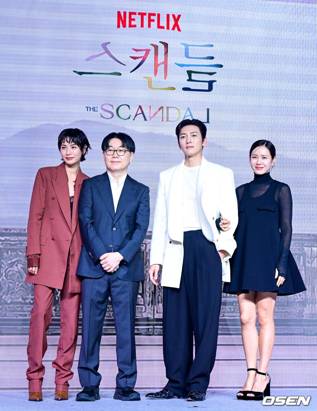 9일 오전 서울 JW 메리어트 동대문 스퀘어에서 넷플릭스(Netflix) 시리즈 '스캔들' 제작발표회가 열렸다.넷플릭스 시리즈 '스캔들'은 조선시대 여인으로만 갇혀 살기엔 뛰어난 재능을 가진 '조씨부인’(손예진 분)과 조선 최고의 연애꾼 '조원’(지창욱 분)이 벌이는 발칙하고 위험한 사랑 내기, 그리고 그 내기에 얽히게 된 청상과부 '희연’(나나 분)의 이야기를 그린 작품이다.배우 나나, 정지우 감독, 지창욱, 손예진(왼쪽부터)이 포토타임을 하고 있다. 2026.09.09 / dreamer@osen.co.kr