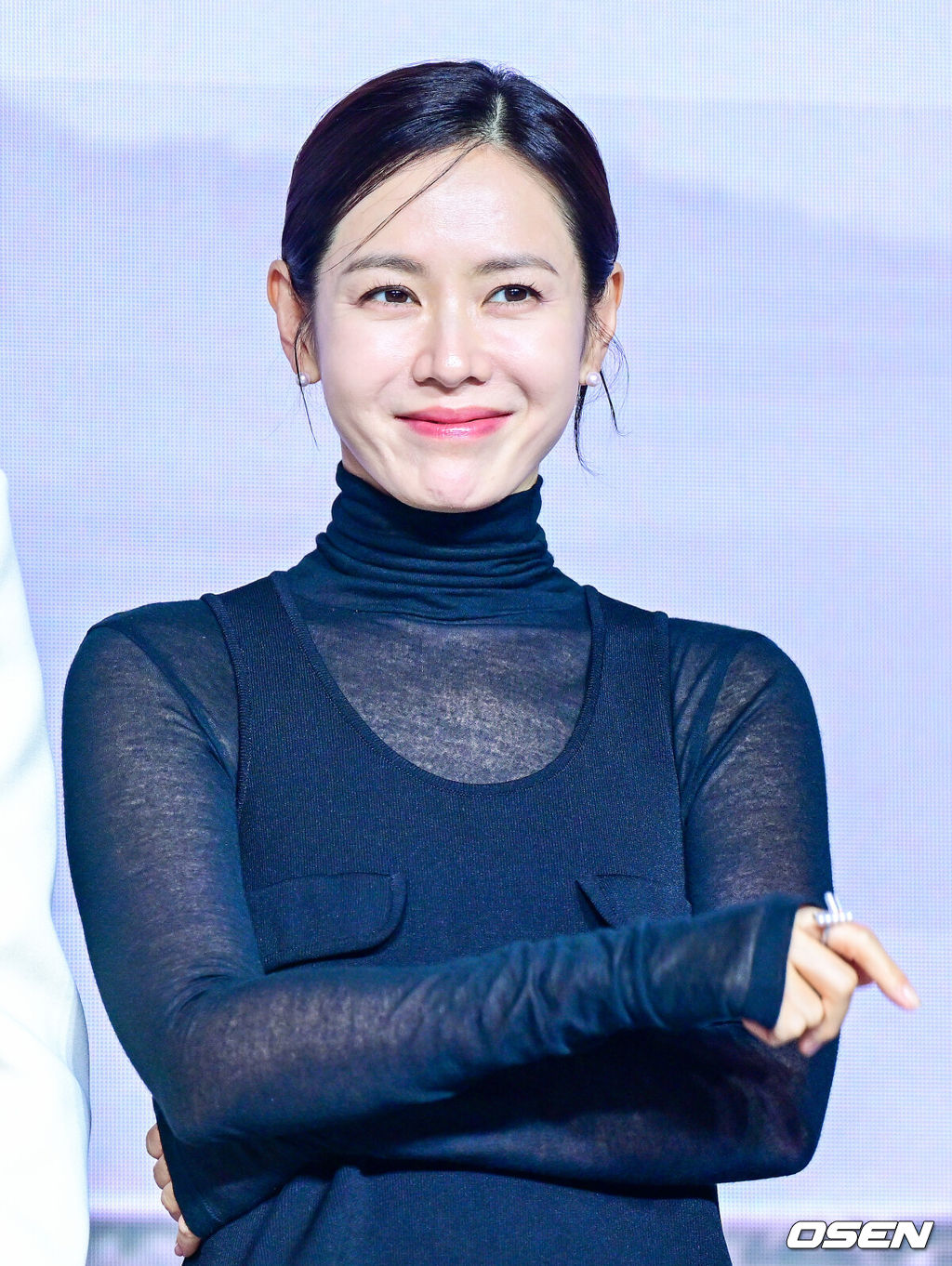 9일 오전 서울 JW 메리어트 동대문 스퀘어에서 넷플릭스(Netflix) 시리즈 '스캔들' 제작발표회가 열렸다.넷플릭스 시리즈 '스캔들'은 조선시대 여인으로만 갇혀 살기엔 뛰어난 재능을 가진 '조씨부인’(손예진 분)과 조선 최고의 연애꾼 '조원’(지창욱 분)이 벌이는 발칙하고 위험한 사랑 내기, 그리고 그 내기에 얽히게 된 청상과부 '희연’(나나 분)의 이야기를 그린 작품이다.배우 손예진이 포토타임을 하고 있다. 2026.09.09 / dreamer@osen.co.kr