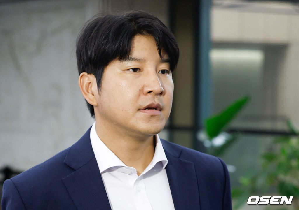 6일 오후 서울 올림픽파크텔에서 K-축구 혁신위원회 출범식이 열렸다.최휘영 문체부 장관과 박지성 FIFA 위원이 공동위원장을 맡고 축구·체육계 인사들이 참여하는 혁신위원회는 한국 축구의 구조적 문제를 진단하고 거버넌스 개선, 유소년 육성, 첨단 기술 도입 등 중장기 발전 방안을 마련할 계획이다.박주호 해설위원이 입장하고 있다. 2026.07.06 /sunday@osen.co.kr
