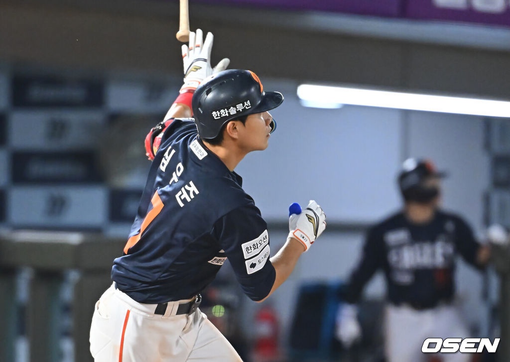 5일 부산 사직야구장에서 2026 신한 SOL KBO 리그 롯데 자이언츠와 한화 이글스의 경기가 열렸다. 홈팀 롯데는 나균안이, 방문팀 한화는 황준서가 선발 출전했다.한화 이글스 심우준이 7회초 1사 1루 좌월 2점 홈런을 치고 있다. 2026.09.05 / foto0307@osen.co.kr