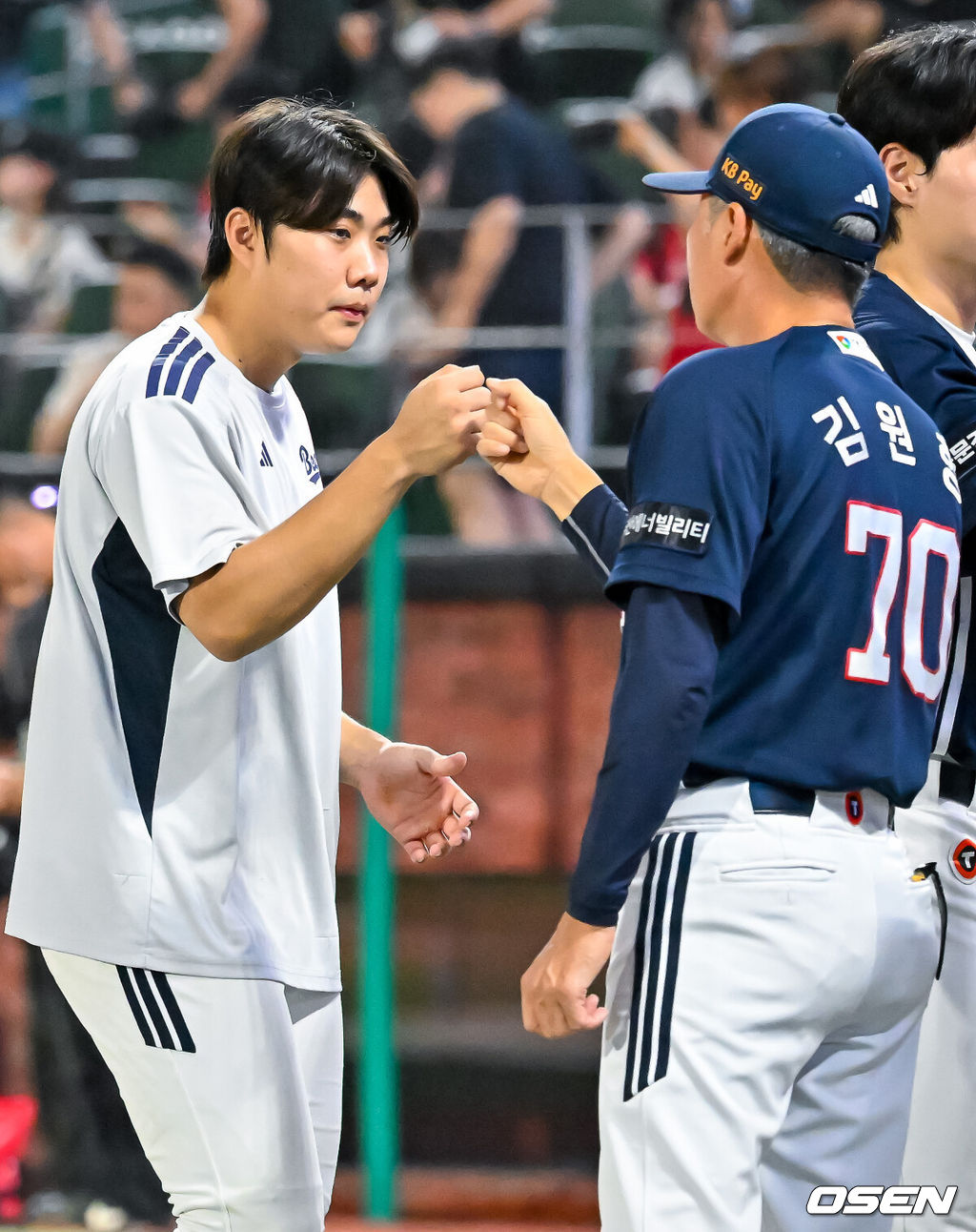 28일 인천 SSG랜더스필드에서 2026 신한 SOL KBO리그 SSG 랜더스와 두산 베어스의 경기가 열렸다.이 경기에서 두산은 연장 접전 끝 2-1로 승리했다. 두산은 3연전 기선제압과 함께 2연승을 달리며 시즌 49승 3무 44패를 기록했다. 반면 4연승 상승세가 끊긴 9위 SSG는 36승 4무 57패가 됐다. 경기를 마치고 두산 박준순이 김원형 감독과 하이파이브를 하고 있다. 2026.07.28 /rumi@osen.co.kr