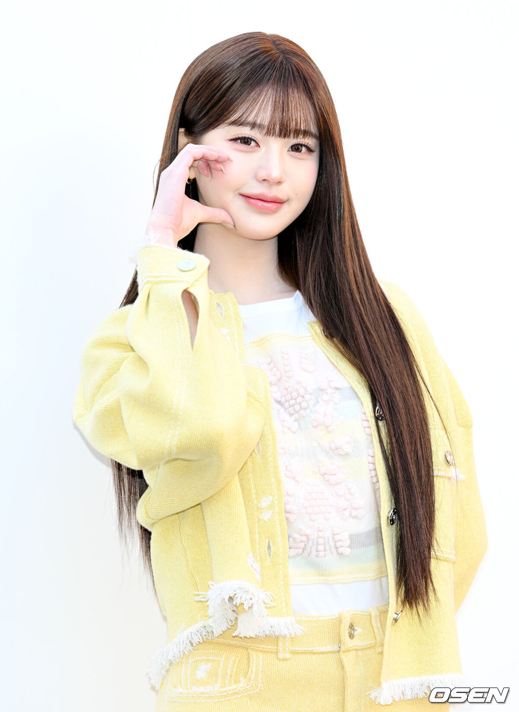 한 하이엔드 캐시미어 브랜드의 컬렉션 출기 기념 포토 행사가 29일 서울 성동구에서 열렸다.이날 행사에는 아이브 장원영, NCT 양양, 더보이즈 현재, 앤팀 의주가 참석했다.아이브 장원영이 포즈를 취하고 있다. 2026.01.29 /cej@osen.co.kr