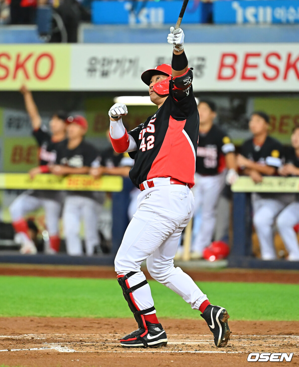 8일 대구삼성라이온즈파크에서 2026 신한 SOL KBO 리그 삼성 라이온즈와 KIA 타이거즈의 경기가 열렸다.홈팀 삼성은 최원태가, 방문팀 KIA는 시라카와가 선발 출전했다.KIA 타이거즈 김태군이 5회초 1사 3루 홈런 같은 좌익수 왼쪽 뒤로 떨어지는 타구를 보고 있다. 2026.09.08 / foto0307@osen.co.kr