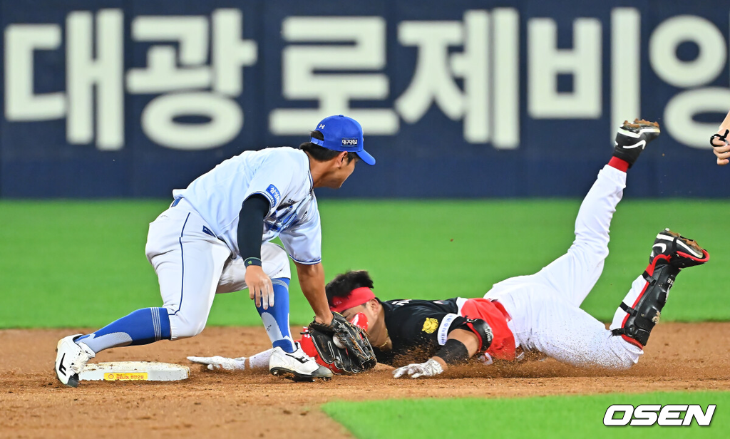8일 대구삼성라이온즈파크에서 2026 신한 SOL KBO 리그 삼성 라이온즈와 KIA 타이거즈의 경기가 열렸다.홈팀 삼성은 최원태가, 방문팀 KIA는 시라카와가 선발 출전했다.KIA 타이거즈 김태군이 5회초 1사 3루 홈런 같은 좌익수 왼쪽 뒤로 떨어지는 타구를 보고 늦게 진루 2루에서 아웃되고 있다. 2026.09.08 / foto0307@osen.co.kr