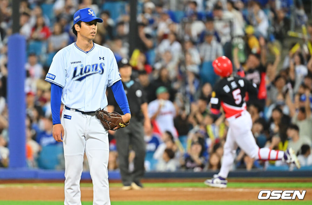 8일 대구삼성라이온즈파크에서 2026 신한 SOL KBO 리그 삼성 라이온즈와 KIA 타이거즈의 경기가 열렸다. 홈팀 삼성은 최원태가, 방문팀 KIA는 시라카와가 선발 출전했다. 삼성 라이온즈 사토시가 6회초 KIA 타이거즈 김도영에게 좌월 솔로 홈런을 맞고 아쉬워하고 있다. 2026.09.08 / foto0307@osen.co.kr