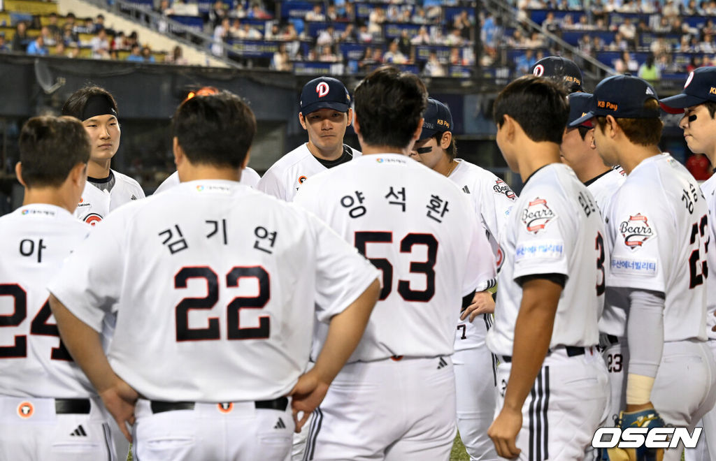 9일 서울 잠실야구장에서 KBO리그 두산 베어스와 SSG 랜더스의 경기가 열렸다.두산은 곽빈, SSG은 이로운을 선발로 내세웠다.4회말 공격을 앞두고 두산 주장 양석환이 선수단 미팅을 주도하고 있다.  2026.09.09 /sunday@osen.co.kr