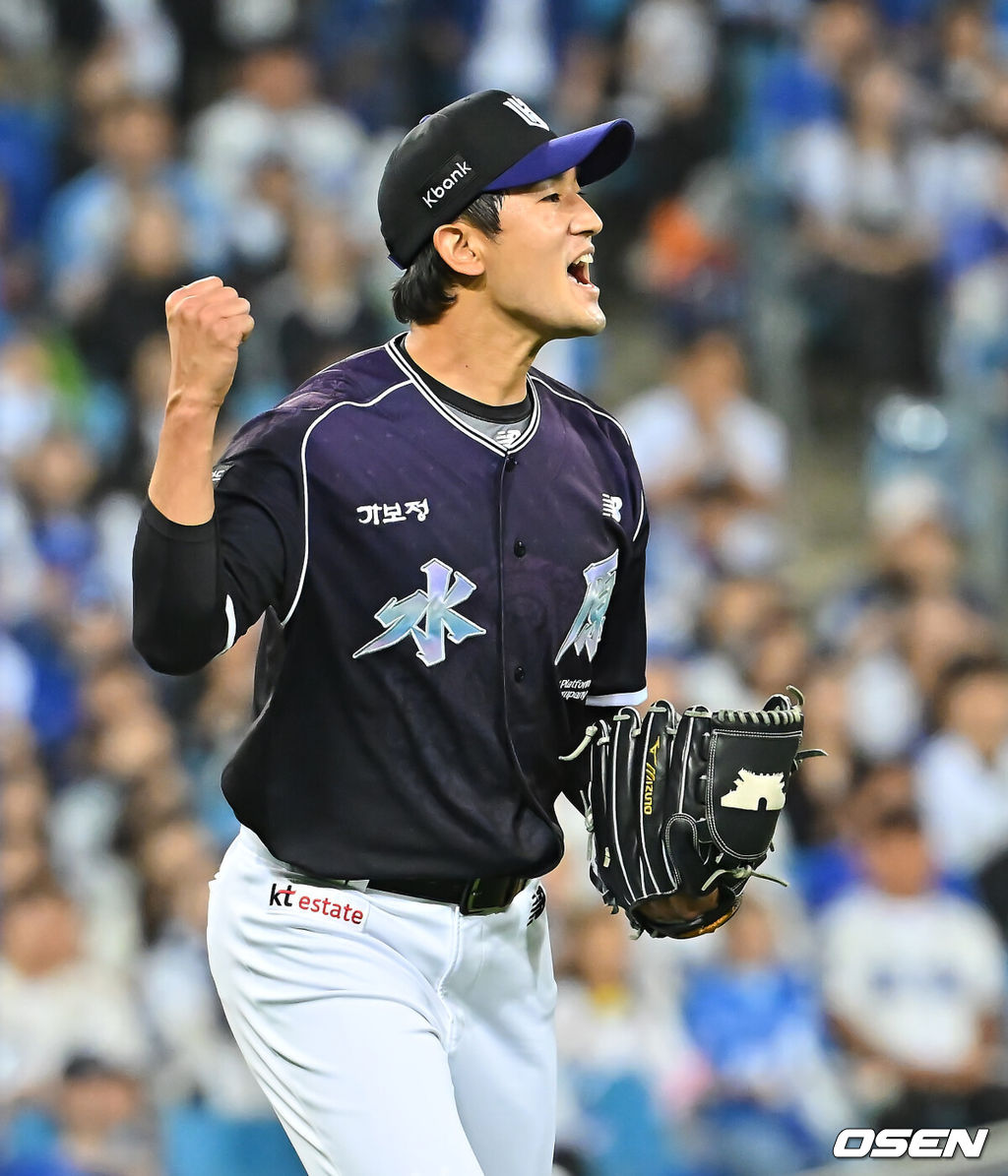 9일 대구삼성라이온즈파크에서 2026 신한 SOL KBO 리그 삼성 라이온즈와 KT 위즈의 경기가 열렸다. 홈팀 삼성은 원태인이, 방문팀 KT는 고영표가 선발 출전했다. KT 위즈 고영표가 7회말 2사 1루 삼성 라이온즈 디아즈를 유격수 땅볼로 잡고 환호하고 있다. 2026.09.09 / foto0307@osen.co.kr