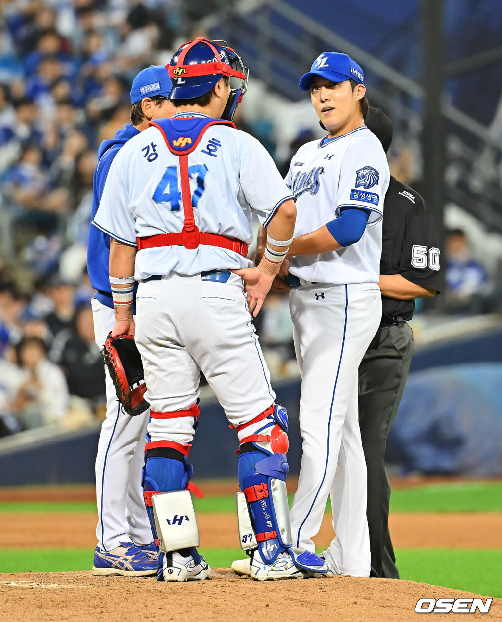 9일 대구삼성라이온즈파크에서 2026 신한 SOL KBO 리그 삼성 라이온즈와 KT 위즈의 경기가 열렸다. 홈팀 삼성은 원태인이, 방문팀 KT는 고영표가 선발 출전했다. 삼성 라이온즈 원태인이 5회초 2사 1루 KT 위즈 김현수에게 우월 2점 홈런을 맞고 최일언 코치, 강민호와 얘기하고 있다. 2026.09.09 / foto0307@osen.co.kr