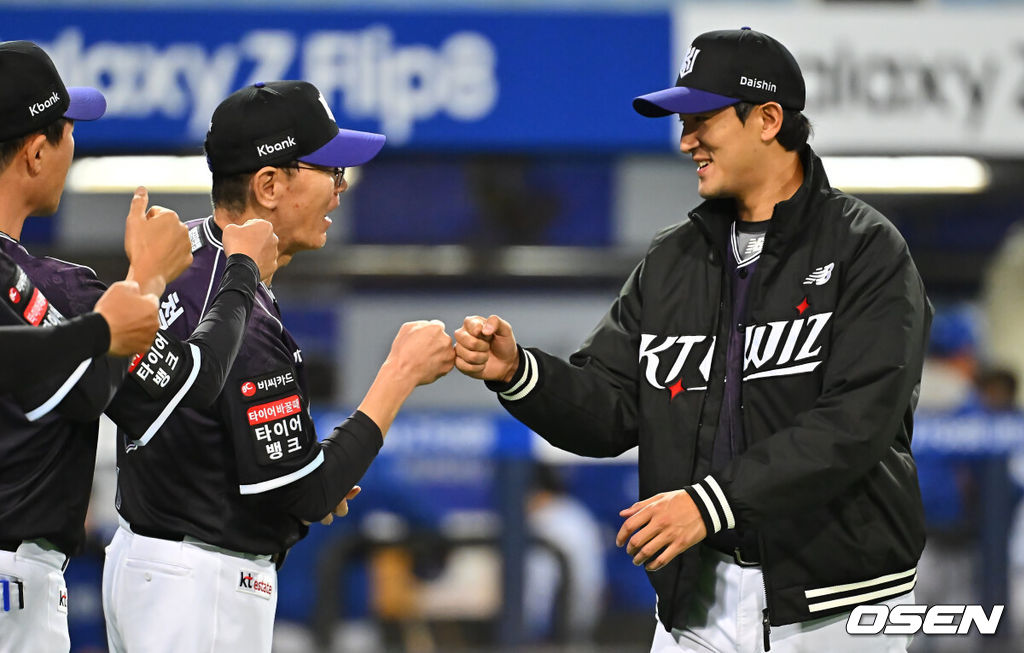 9일 대구삼성라이온즈파크에서 2026 신한 SOL KBO 리그 삼성 라이온즈와 KT 위즈의 경기가 열렸다. 홈팀 삼성은 원태인이, 방문팀 KT는 고영표가 선발 출전했다. KT 위즈 고영표가 삼성 라이온즈에 2-0으로 승리한 후 이강철 감독과 기쁨을 나누고 있다. 2026.09.09 / foto0307@osen.co.kr