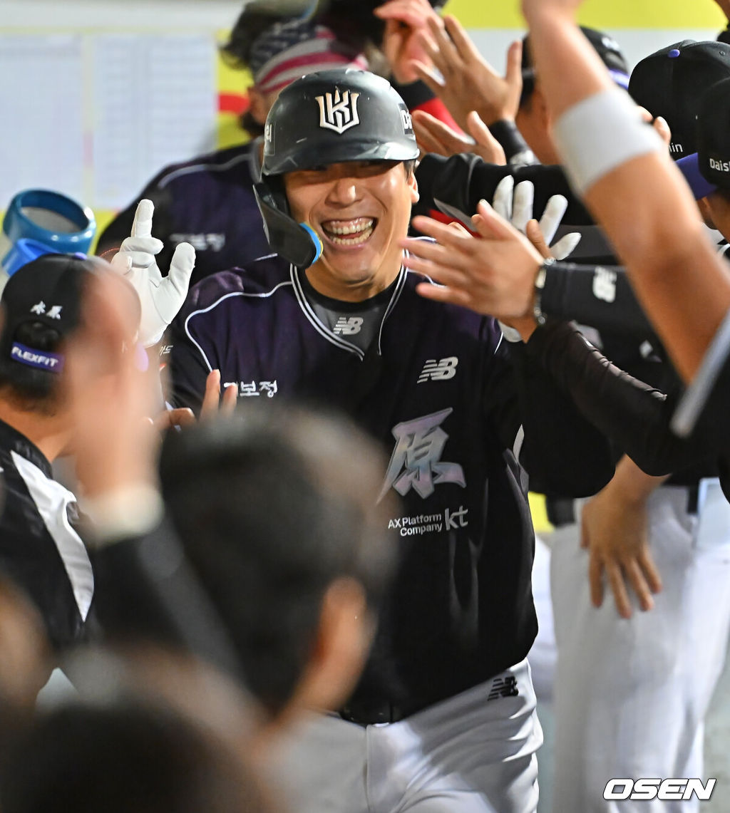 9일 대구삼성라이온즈파크에서 2026 신한 SOL KBO 리그 삼성 라이온즈와 KT 위즈의 경기가 열렸다. 홈팀 삼성은 원태인이, 방문팀 KT는 고영표가 선발 출전했다. KT 위즈 김현수가 5회초 2사 1루 우월 2점 홈런을 치고 하이파이브를 하고 있다. 2026.09.09 / foto0307@osen.co.kr