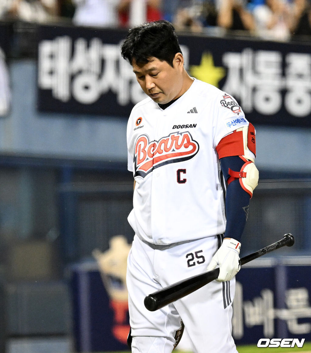 프로야구 SSG 랜더스는 9일 서울 잠실구장에서 열린 2026 신한 SOL KBO리그 두산 베어스와의 시즌 마지막 맞대결(16차전)에서 1-0으로 승리했다.SSG는 2연패에서 탈출하며 2026시즌 두산전을 8승 8패로 마감했다. 시즌 53승 5무 68패. SSG 이숭용 감독은 KBO리그 역대 37번째 200승 사령탑이 됐다. 반면 2연패에 빠진 두산은 62승 4무 59패가 됐다.경기 종료 후 두산 양의지가 아쉬워하고 있다. 2026.09.09 /sunday@osen.co.kr