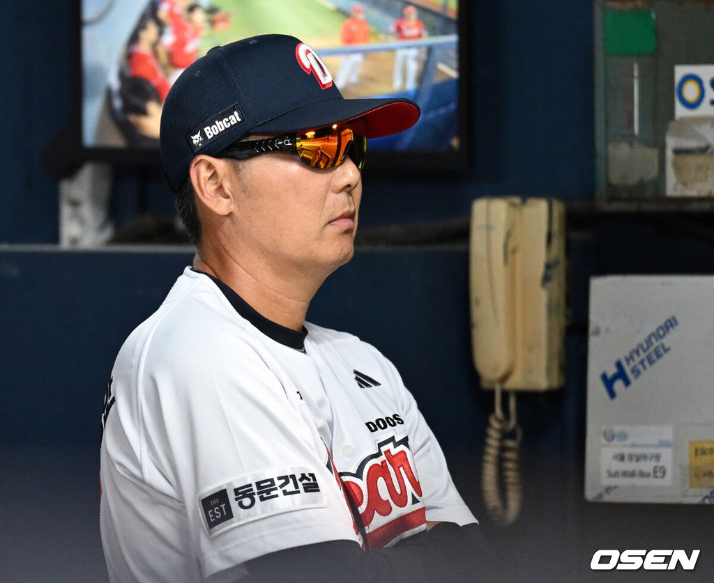 프로야구 SSG 랜더스는 9일 서울 잠실구장에서 열린 2026 신한 SOL KBO리그 두산 베어스와의 시즌 마지막 맞대결(16차전)에서 1-0으로 승리했다.SSG는 2연패에서 탈출하며 2026시즌 두산전을 8승 8패로 마감했다. 시즌 53승 5무 68패. SSG 이숭용 감독은 KBO리그 역대 37번째 200승 사령탑이 됐다. 반면 2연패에 빠진 두산은 62승 4무 59패가 됐다.두산 김원형 감독이 경기를 바라보고 있다. 2026.09.09 /sunday@osen.co.kr