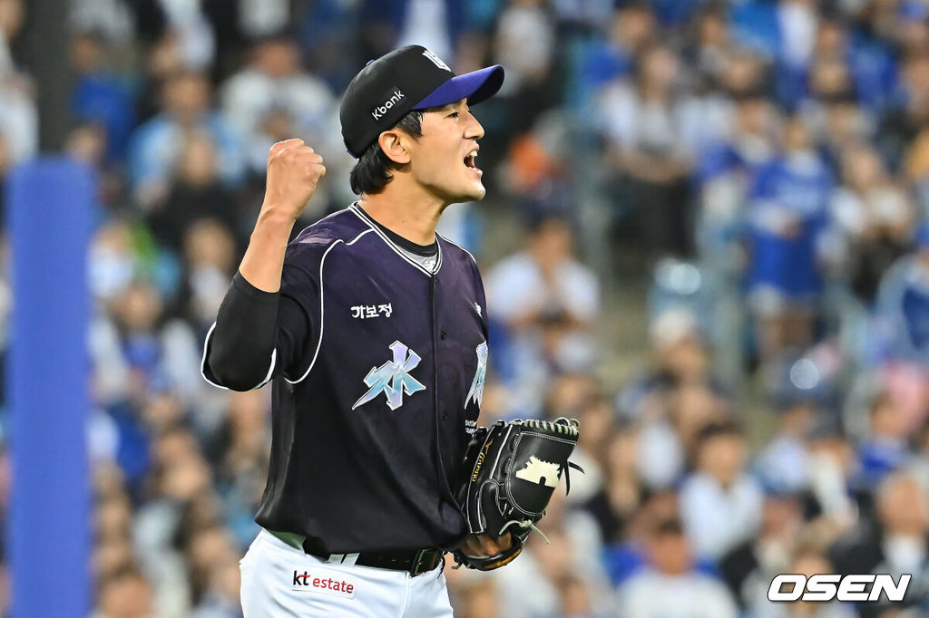 9일 대구삼성라이온즈파크에서 2026 신한 SOL KBO 리그 삼성 라이온즈와 KT 위즈의 경기가 열렸다. 홈팀 삼성은 원태인이, 방문팀 KT는 고영표가 선발 출전했다. KT 위즈 고영표가 7회말 2사 1루 삼성 라이온즈 디아즈를 유격수 땅볼로 잡고 환호하고 있다. 2026.09.09 / foto0307@osen.co.kr