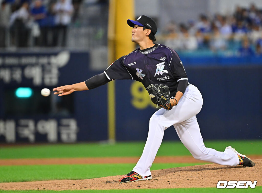 9일 대구삼성라이온즈파크에서 2026 신한 SOL KBO 리그 삼성 라이온즈와 KT 위즈의 경기가 열렸다. 홈팀 삼성은 원태인이, 방문팀 KT는 고영표가 선발 출전했다. KT 위즈 선발 투수 고영표가 역투하고 있다. 2026.09.09 / foto0307@osen.co.kr