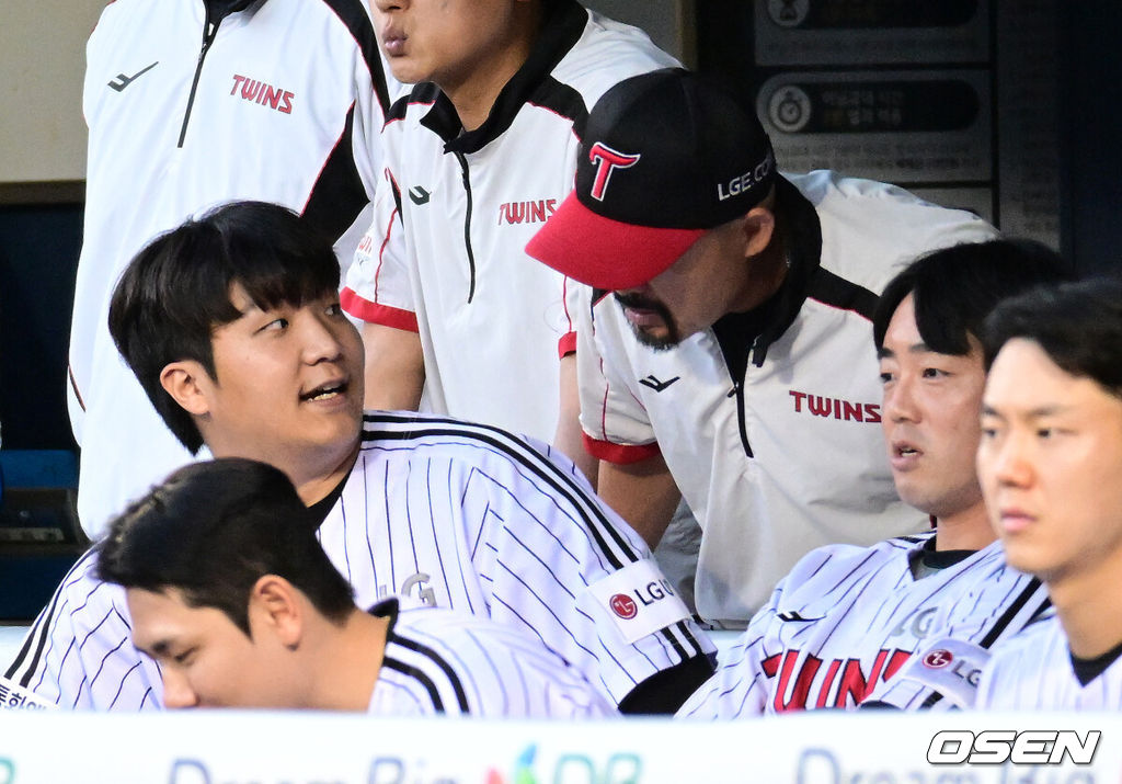 8일 서울 잠실야구장에서 2026 신한 SOL KBO리그 LG 트윈스와 키움 히어로즈의 경기가 열렸다. 허리 근육통으로 선발 라인업에서 제외된 LG 문보경이 더그아웃에서 김용일 코치와 이야기를 나누고 있다. 2026.09.08 / jpnews@osen.co.kr