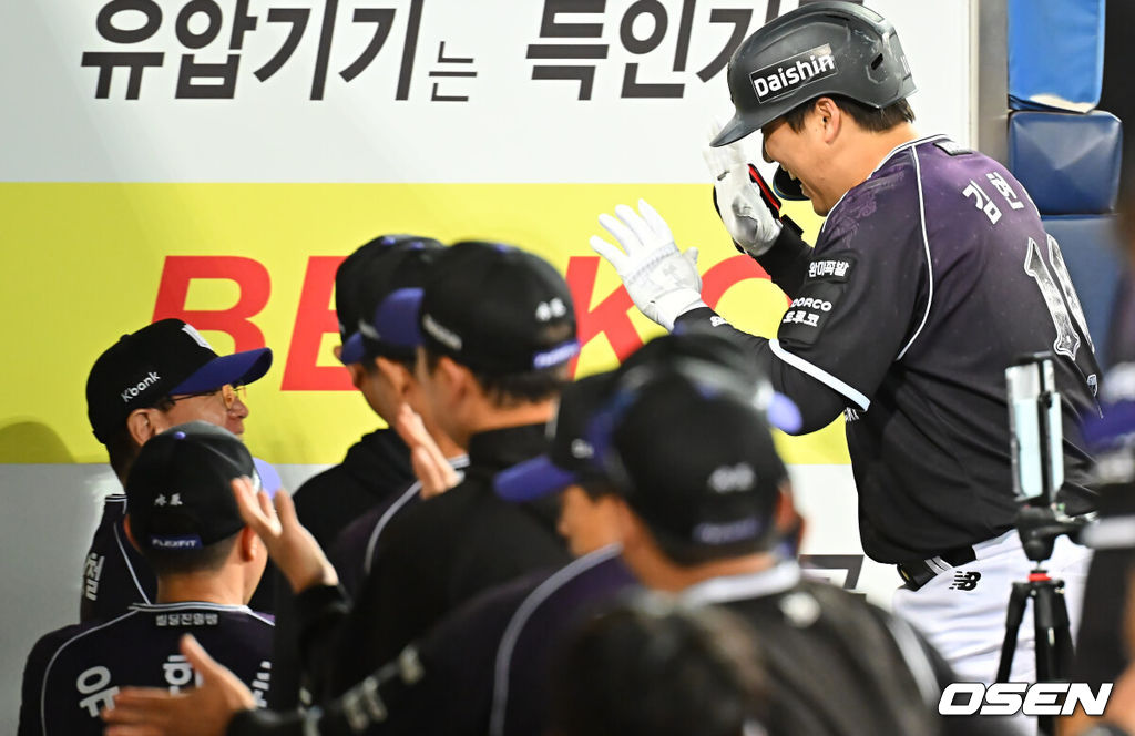 9일 대구삼성라이온즈파크에서 2026 신한 SOL KBO 리그 삼성 라이온즈와 KT 위즈의 경기가 열렸다. 홈팀 삼성은 원태인이, 방문팀 KT는 고영표가 선발 출전했다. KT 위즈 김현수가 5회초 2사 1루 우월 2점 홈런을 치고 이강철 감독과 하이파이브를 하고 있다. 2026.09.09 / foto0307@osen.co.kr
