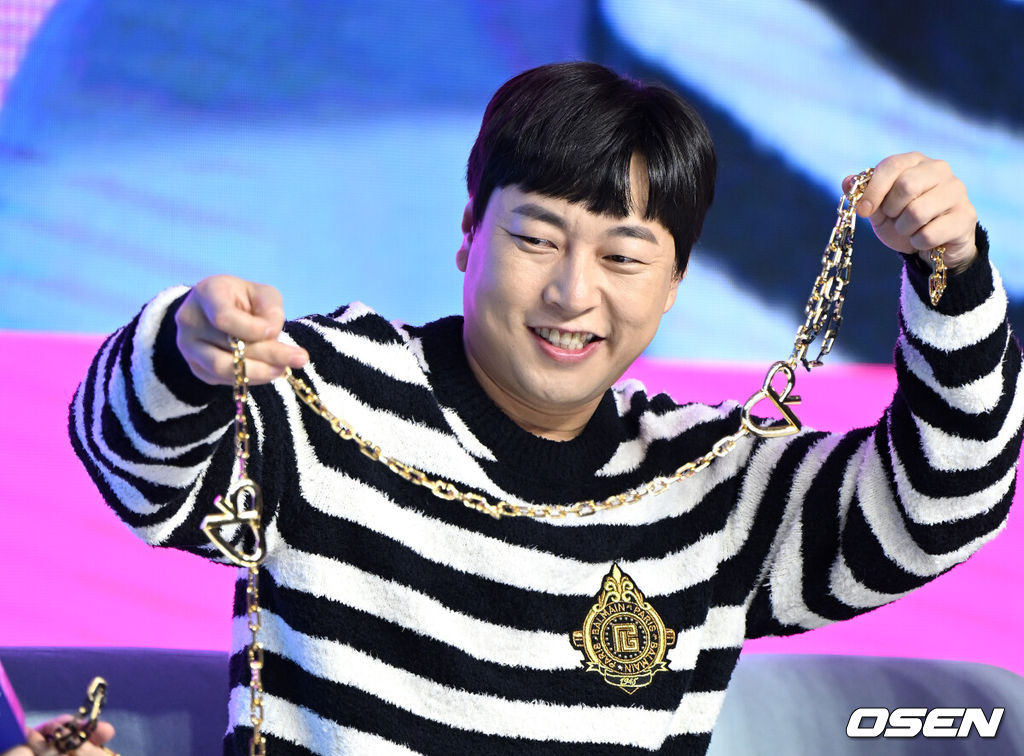 14일 오전 서울 여의도 콘래드 서울에서 쿠팡플레이 '체인리액션' 제작발표회가 열렸다.개그맨 이진호가 체인을 바라보고 있다. 2022.09.14 /sunday@osen.co.kr
