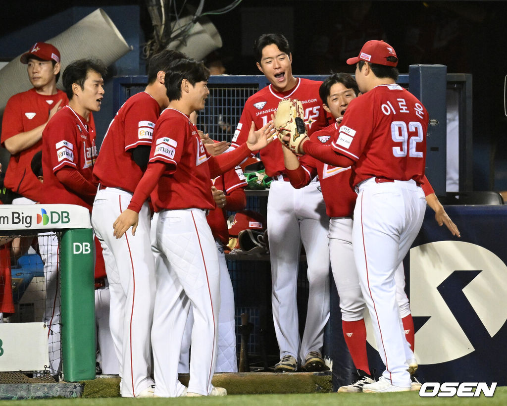 9일 서울 잠실야구장에서 KBO리그 두산 베어스와 SSG 랜더스의 경기가 열렸다.두산은 곽빈, SSG은 이로운을 선발로 내세웠다.7회말 2사 2루에서 SSG 이로운이 마운드를 내려가며 동료들의 환영을 받고 있다. 2026.09.09 /sunday@osen.co.kr